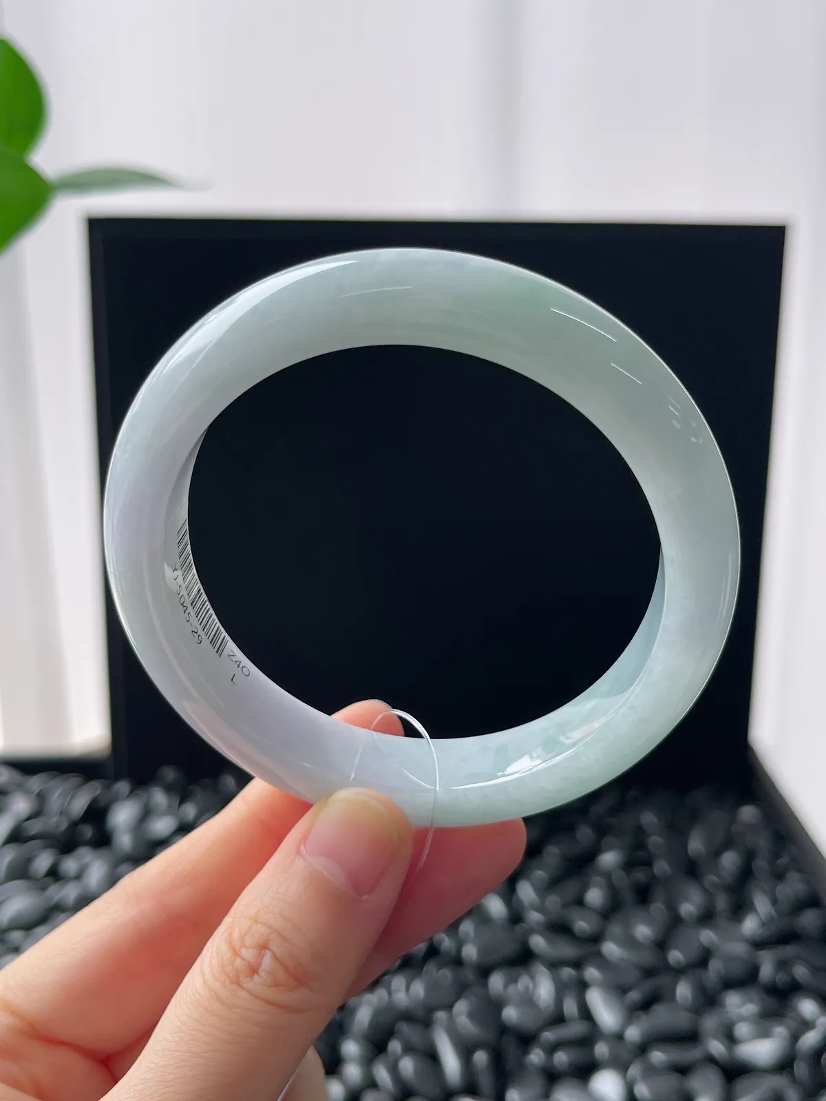 正圈58圈口，翡翠糯化种淡绿色手镯