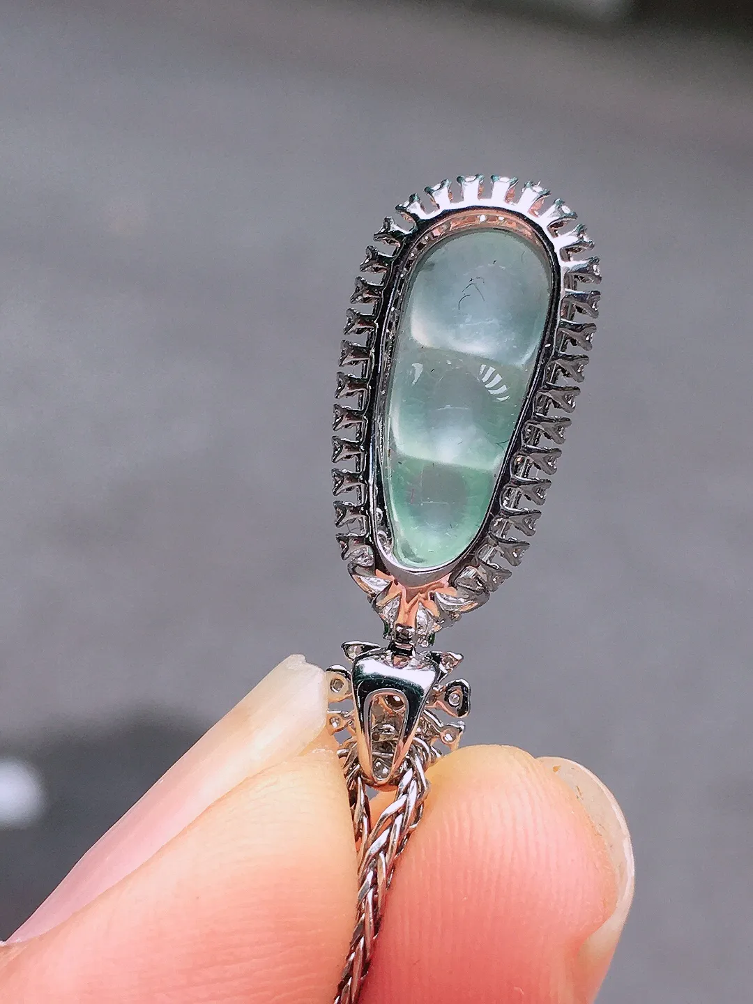 冰种福豆吊坠，玉质细腻，荧光感超
强，饱满圆润，尽显优雅气质，18k
金豪华镶嵌