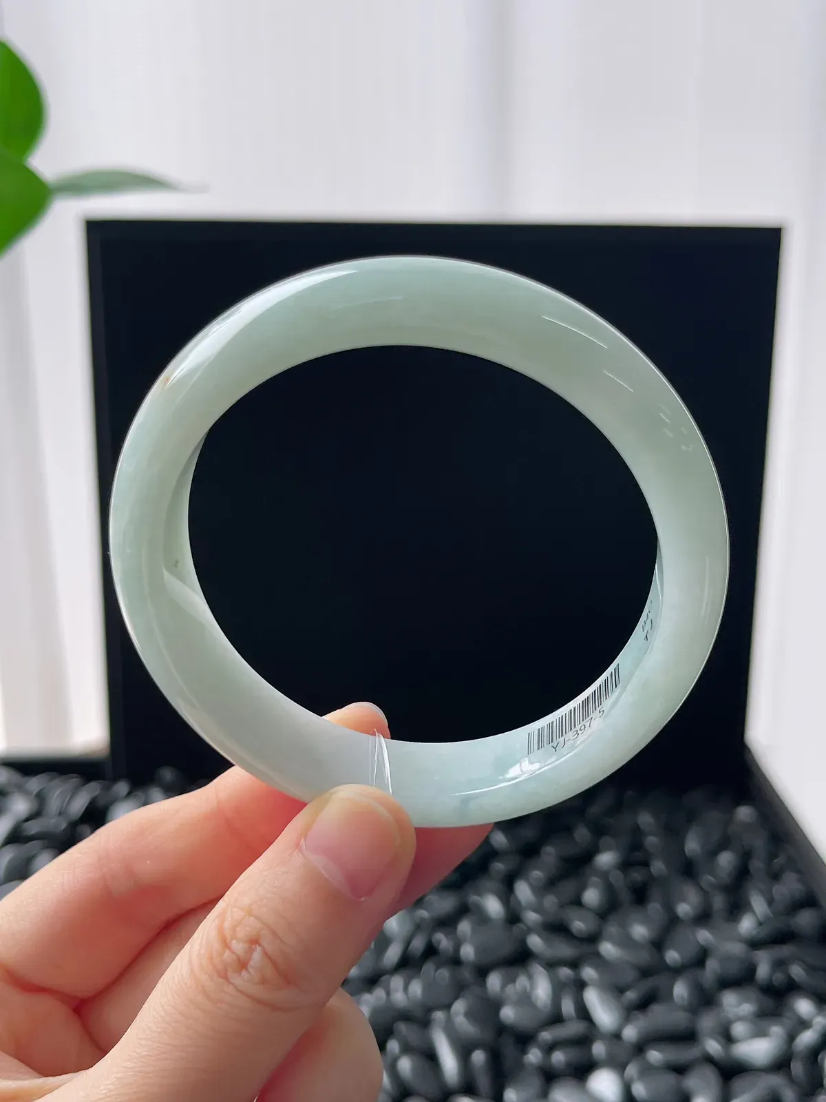 正圈56.5圈口，翡翠糯化种浅绿色手镯