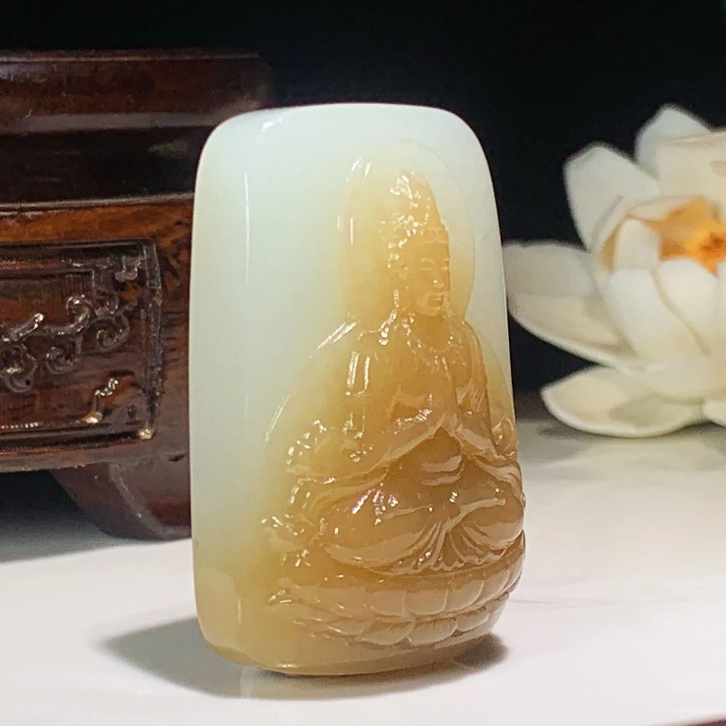 新疆和田玉且末糖坐莲观音牌挂件。尺寸47/31/15重43.6克。玉质细腻油润。手推出油。佩戴高端典雅。lt251201