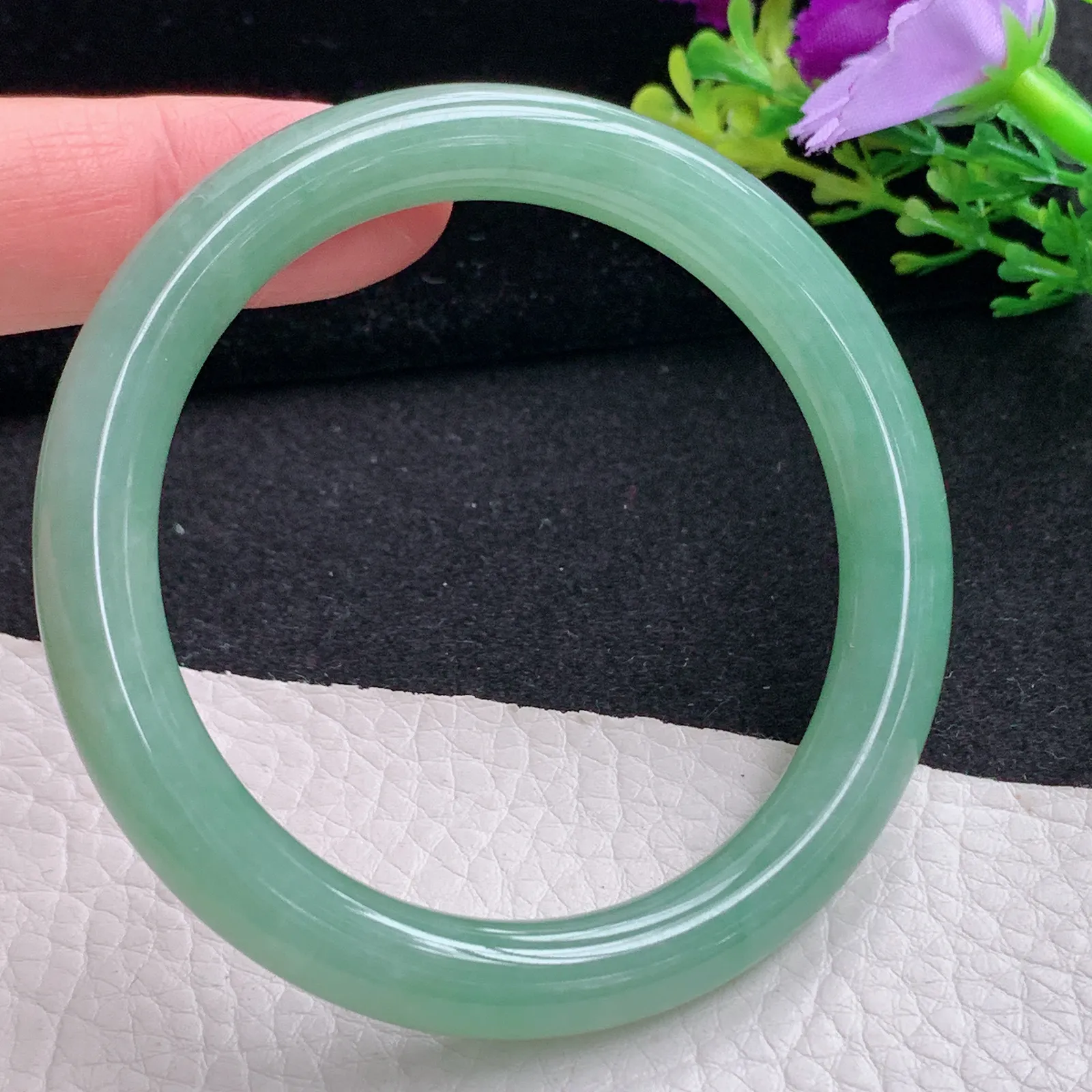 n自然光54*8.8叮当镯 缅甸翡翠a货玉手镯黄加绿圆条玉手环