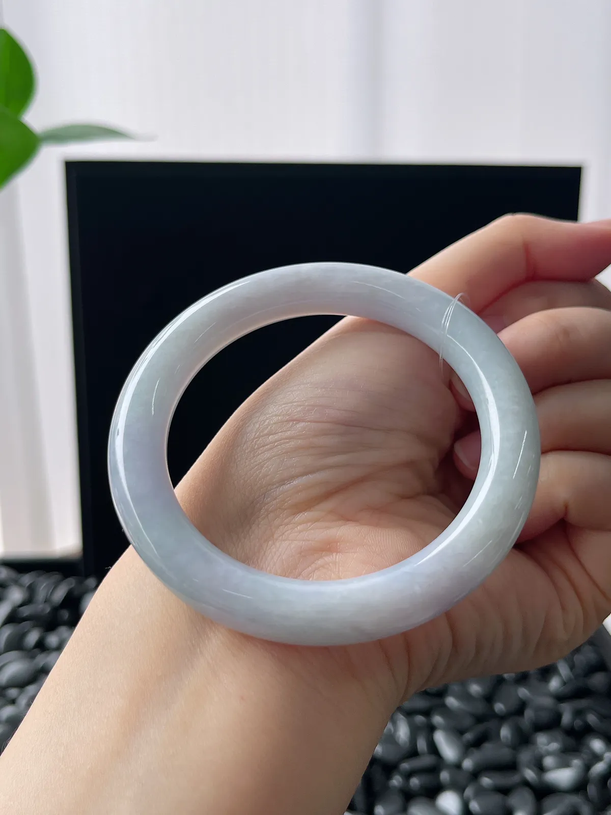 圆镯53.6圈口，翡翠糯化种白色手镯