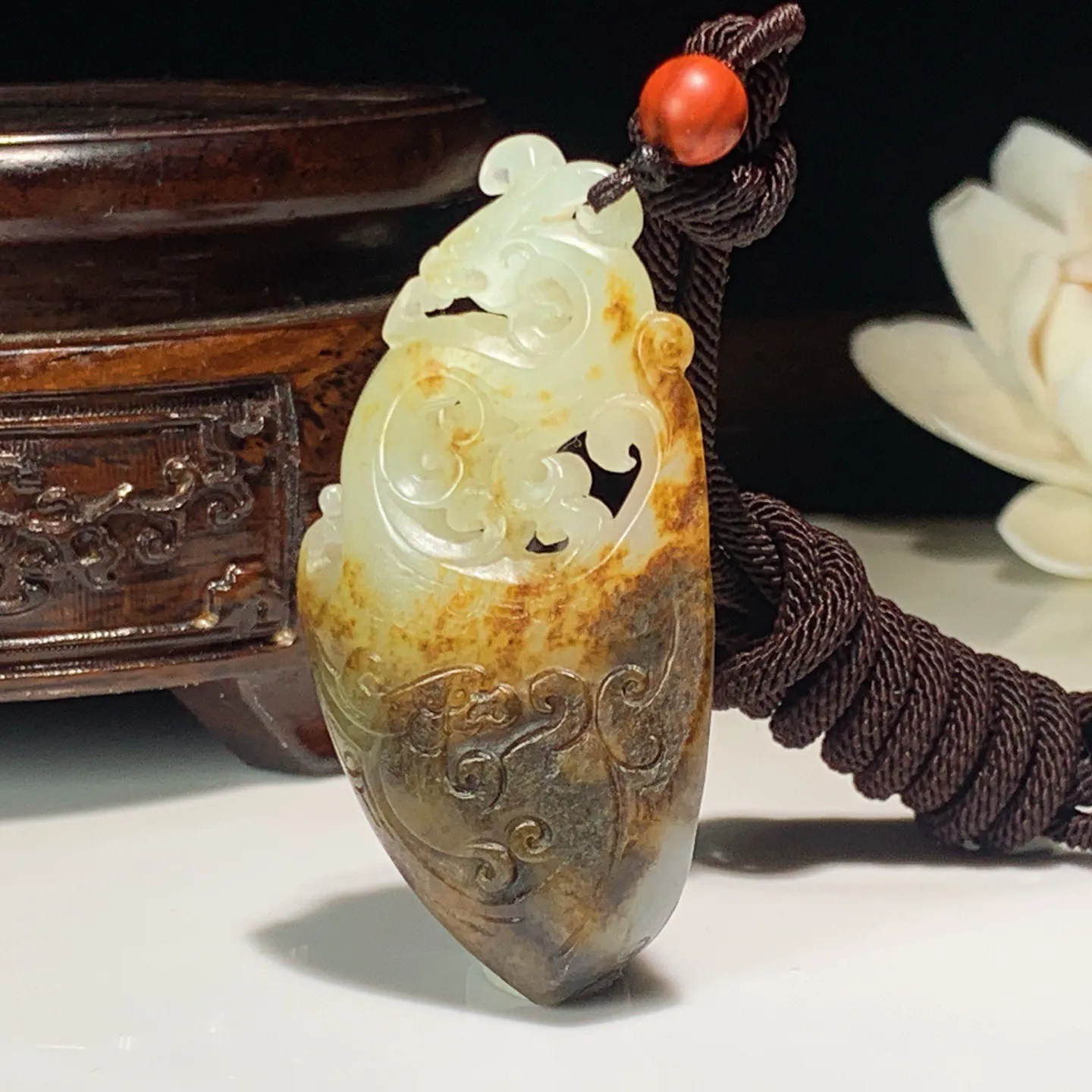 新疆和田玉籽料仿古龙凤呈祥挂件。尺寸53/28/9重18克。玉质细腻油润。手推出油。佩戴高端典雅。l