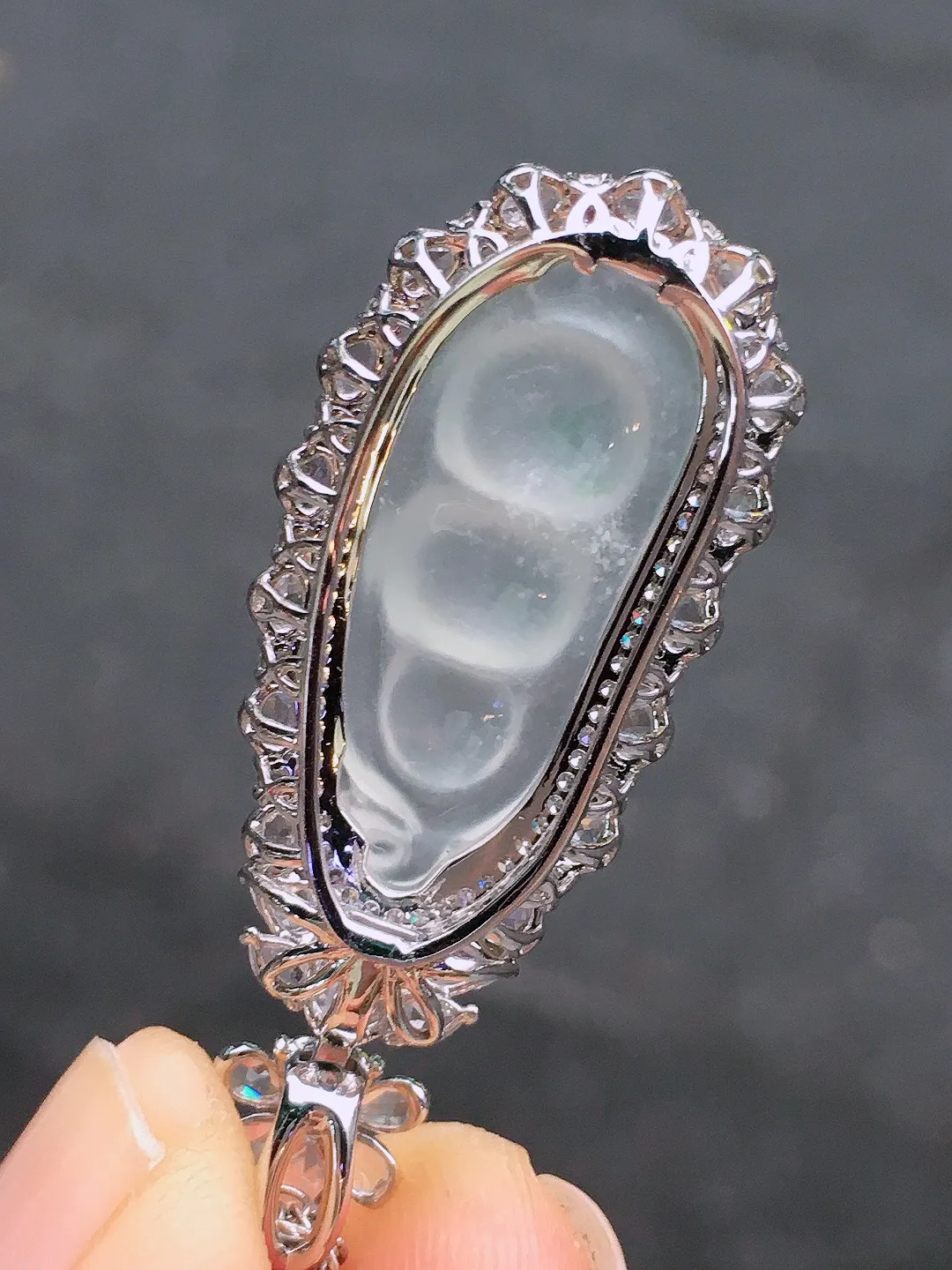 冰种福豆吊坠，玉质细腻，荧光感超
强，饱满圆润，尽显优雅气质，18k
金豪华镶嵌