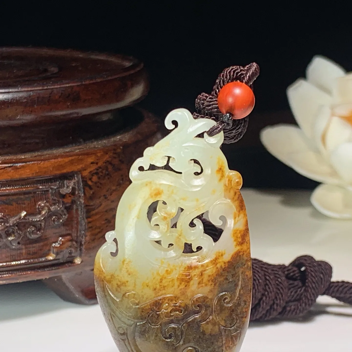 新疆和田玉籽料仿古龙凤呈祥挂件。尺寸53/28/9重18克。玉质细腻油润。手推出油。佩戴高端典雅。lt251201