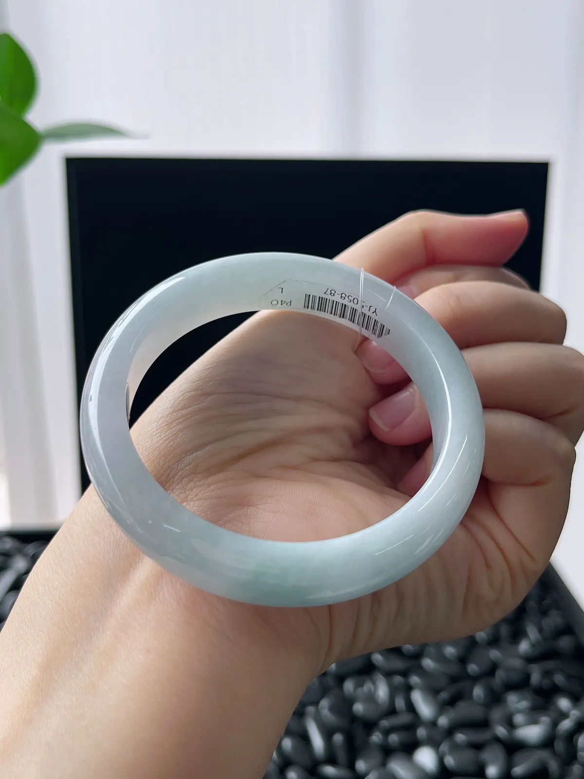 正圈54圈口，翡翠糯化种浅绿色手镯