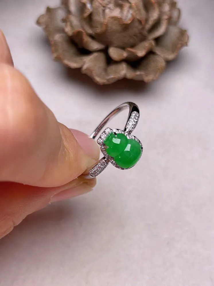 冰种阳绿葫芦戒指 、真金真钻镶嵌，种水好，玉质细腻 .裸石尺寸 8.2*5.9