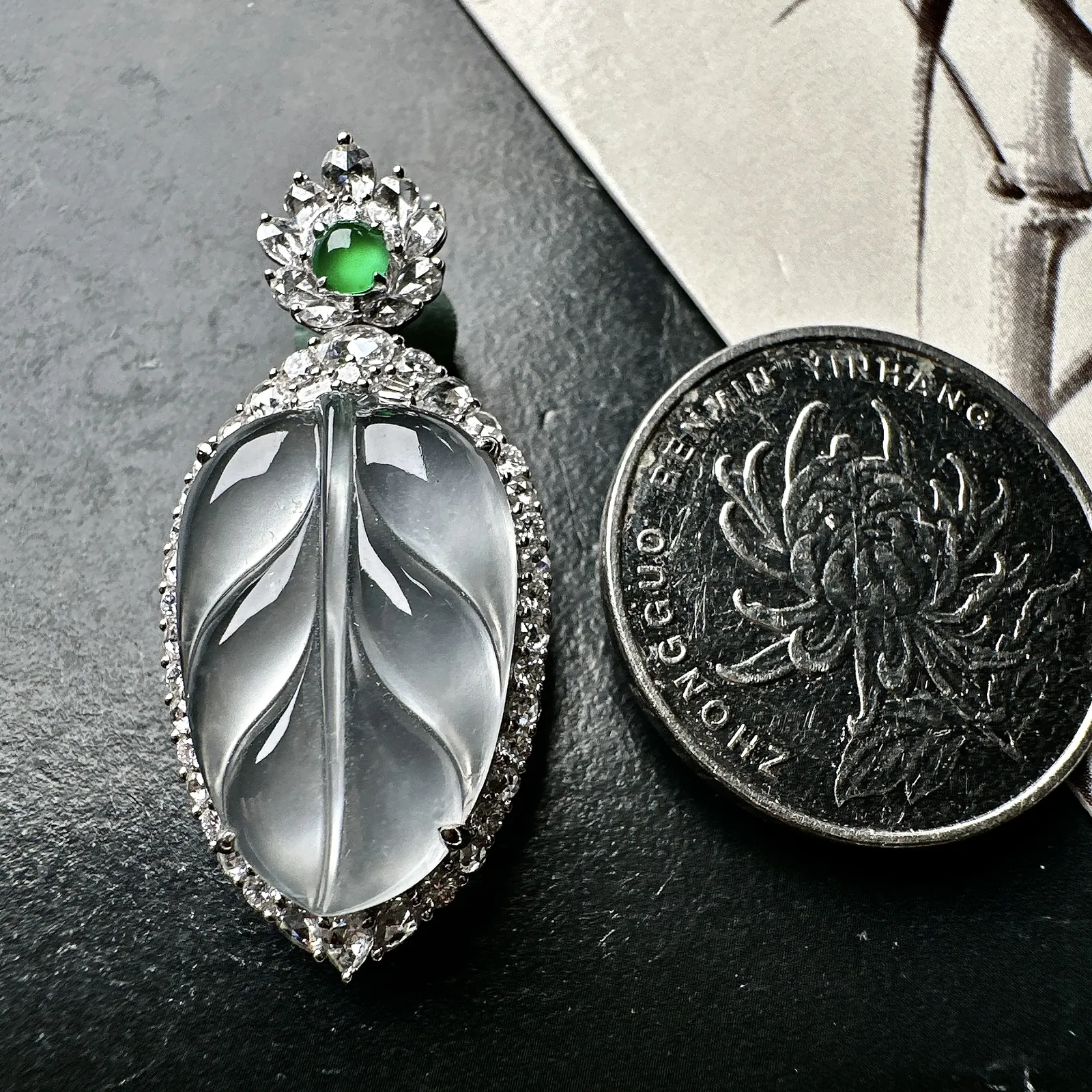 【玻璃种叶子】金枝玉叶，质地细腻，冰润透亮，光泽出众，18k金钻镶嵌，裸石尺寸21.2*14.1*4.5毫米