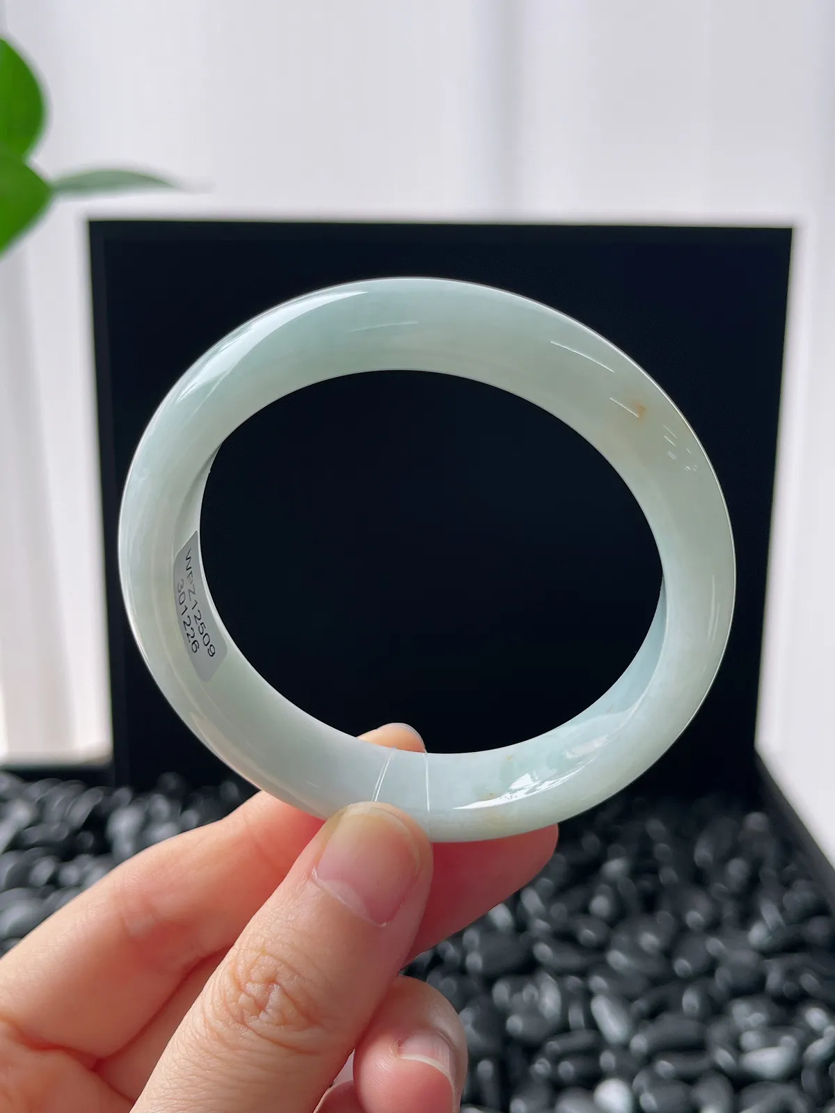 正圈52.5圈口，翡翠糯化种淡绿色手镯