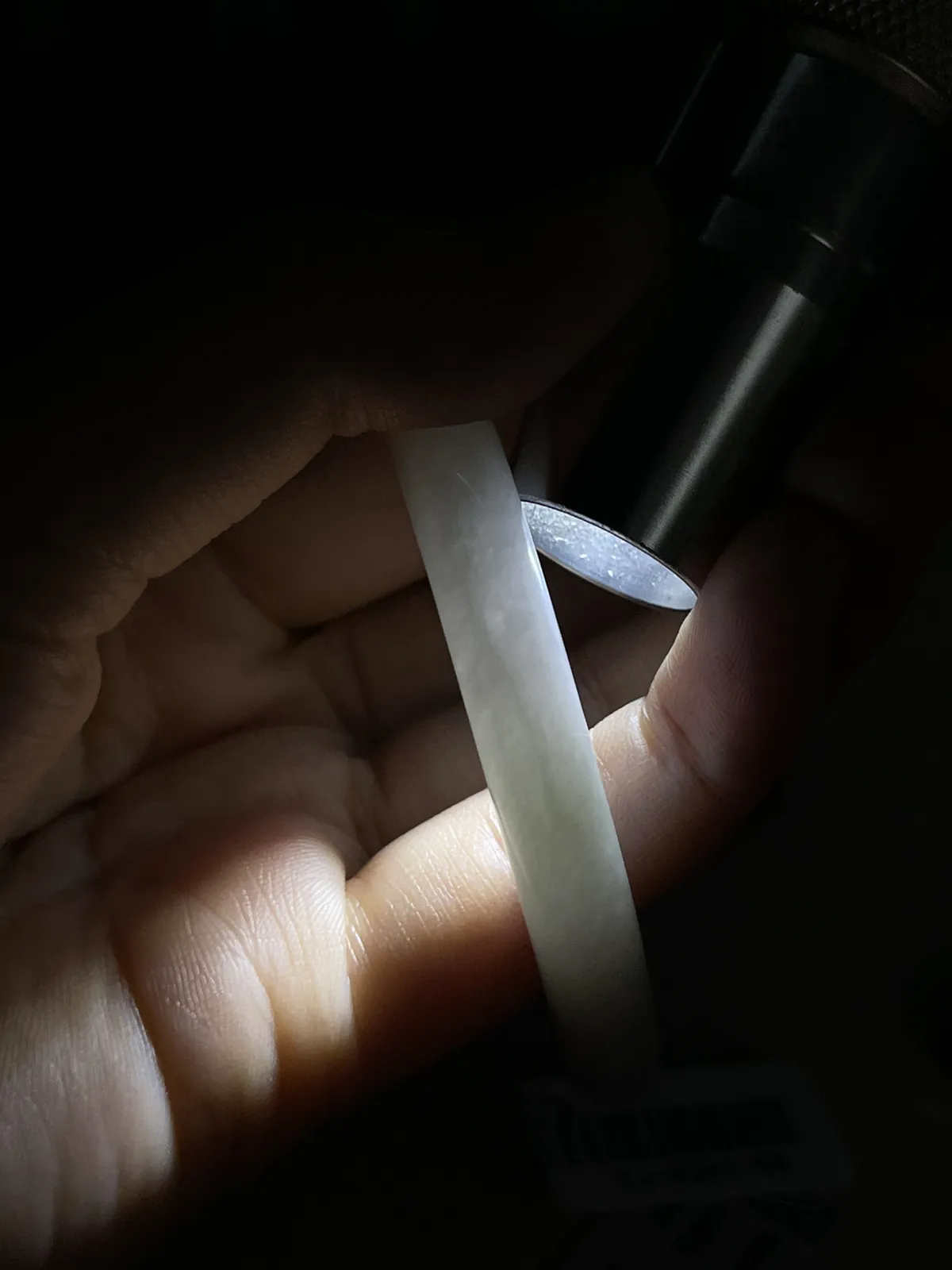 圆镯53.2圈口，翡翠糯化种淡绿色手镯