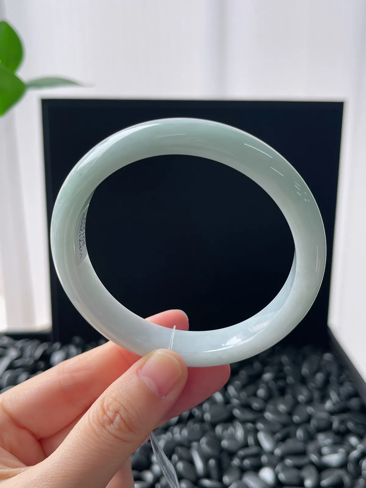 正圈59.3圈口，翡翠糯化种淡绿色手镯