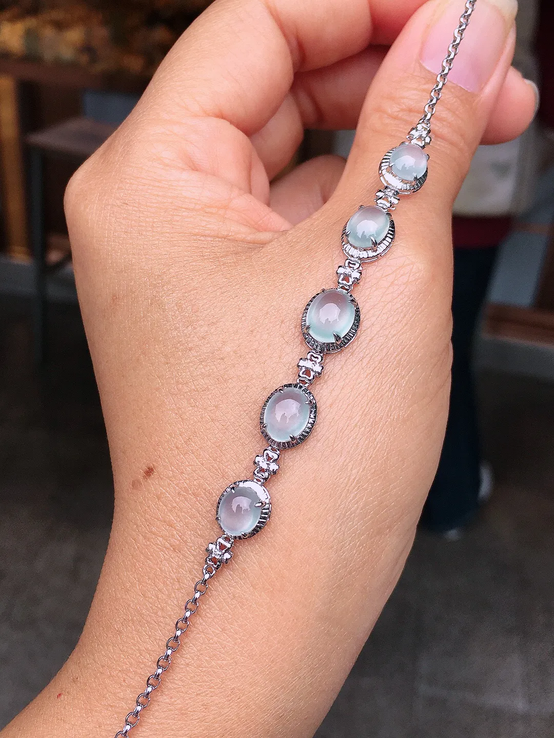 玻璃种蛋面手链，玉质细腻，荧光感超
强，饱满圆润，尽显优雅气质，18k
金豪华镶嵌