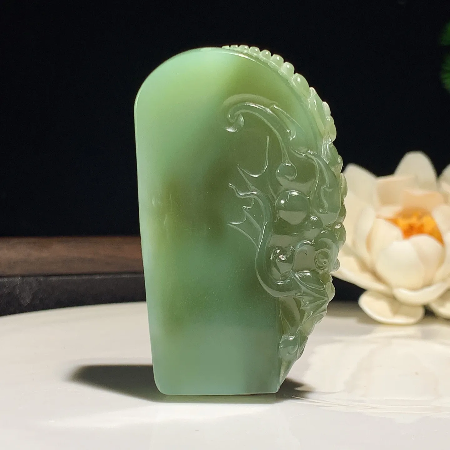 和田玉粉青猫眼俄罗斯碧玉龙佑一方牌子挂件。尺寸60/36/12重63.5克。玉质细腻油润。手推出油。