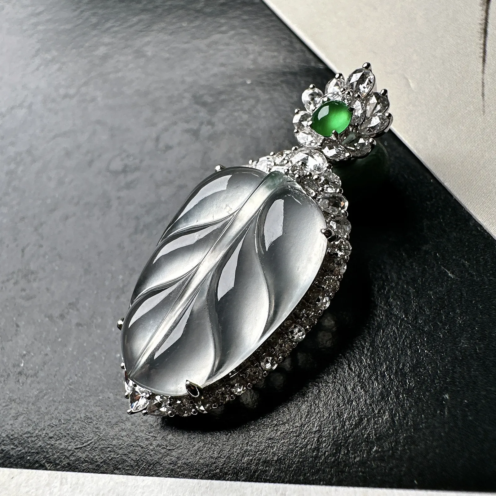 【玻璃种叶子】金枝玉叶，质地细腻，冰润透亮，光泽出众，18k金钻镶嵌，裸石尺寸21.2*14.1*4.5毫米