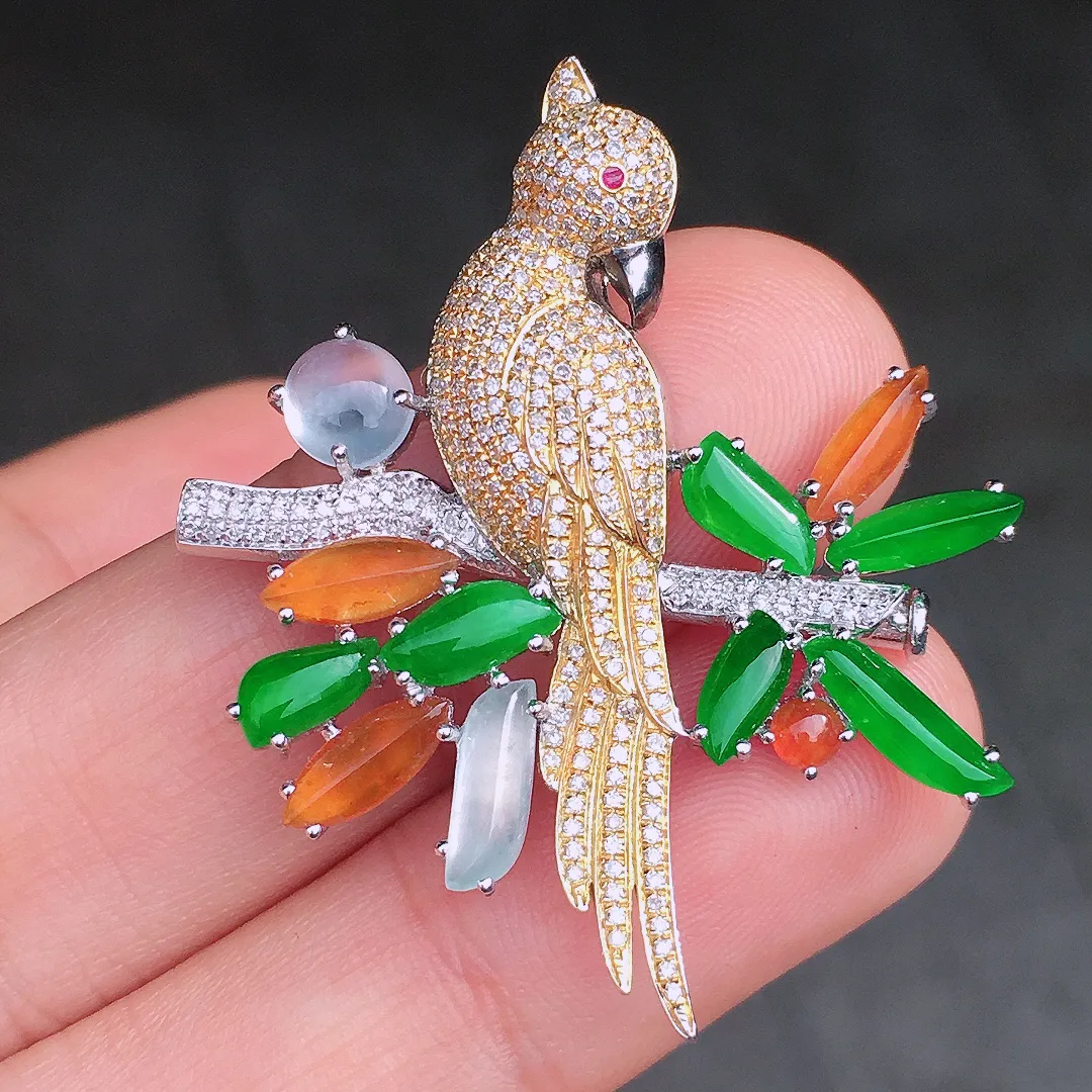 三彩【喜上眉梢】胸针/吊坠两用款，色泽均匀艳丽，玉质细腻，荧光感超
强，饱满圆润，尽显优雅气质，18k
金豪华镶嵌