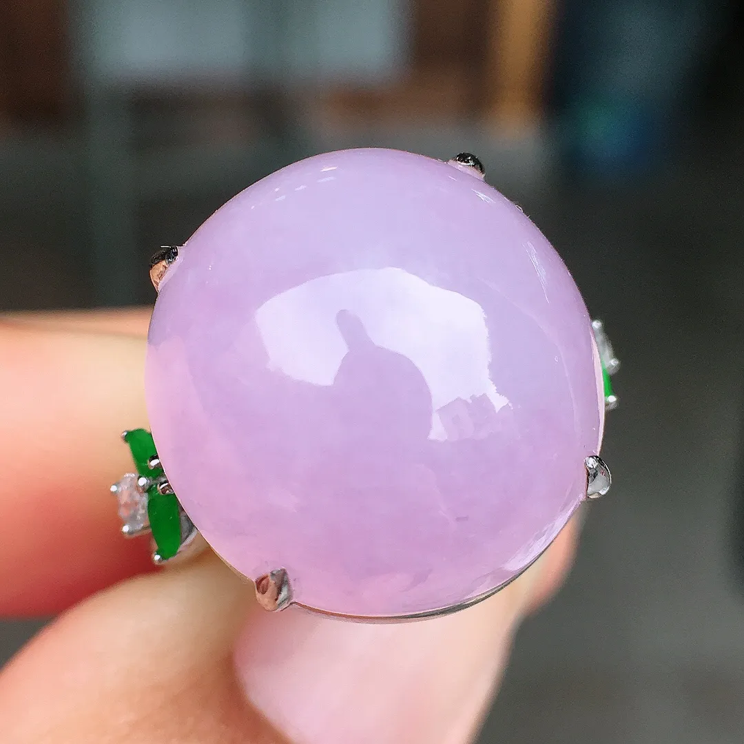 紫罗兰蛋面戒指，色泽均匀艳丽，玉质细腻，荧光感超
强，饱满圆润，尽显优雅气质，18k
金豪华镶嵌