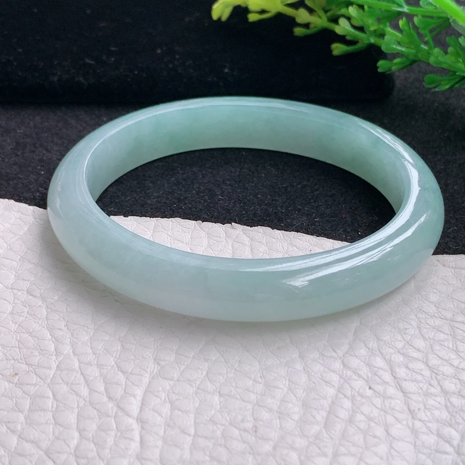 js自然光54*49*10*7.3贵妃镯 缅甸翡翠a货玉手镯清新蛋形宽边玉手环