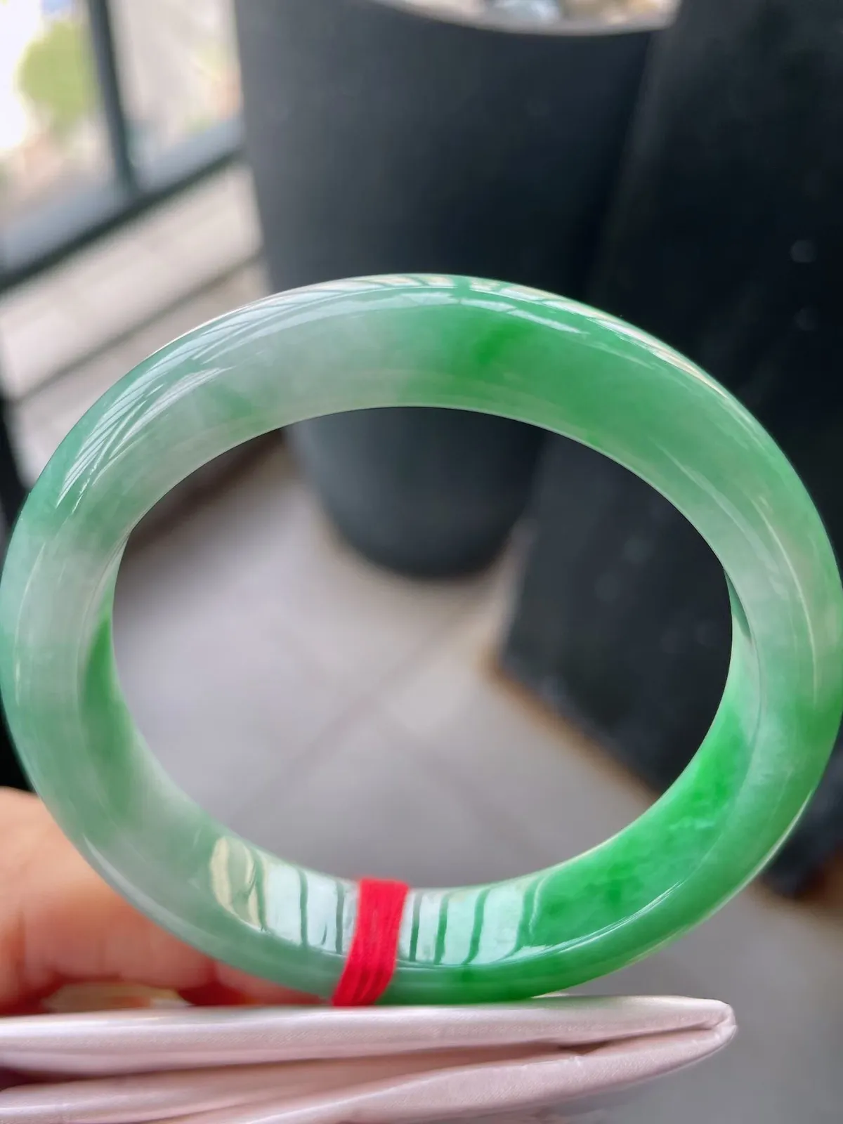 【翡翠名称】冰润飘阳绿58正圈口翡翠手镯
【翡翠尺寸】58-12.8-8.5mm适合57-59正圈口佩戴  宝贝是自然光实拍哈
【翡翠描述】缅甸天然翡翠A货，种老水足，玉质细腻，色泽靓丽，性价比高，佩戴效果好！