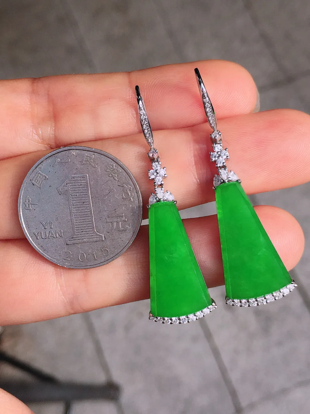 阳绿无事牌耳坠，色泽均匀艳丽，玉质细腻，荧光感超
强，饱满圆润，尽显优雅气质，18k
金豪华镶嵌