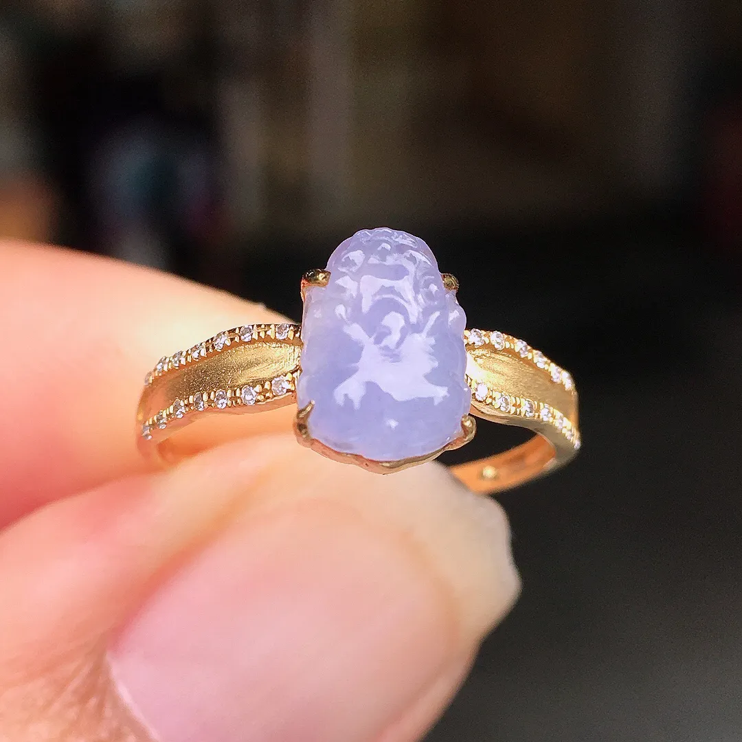 紫罗兰貔貅戒指，色泽均匀艳丽，玉质细腻，荧光感超
强，饱满圆润，尽显优雅气质，18k
金豪华镶嵌