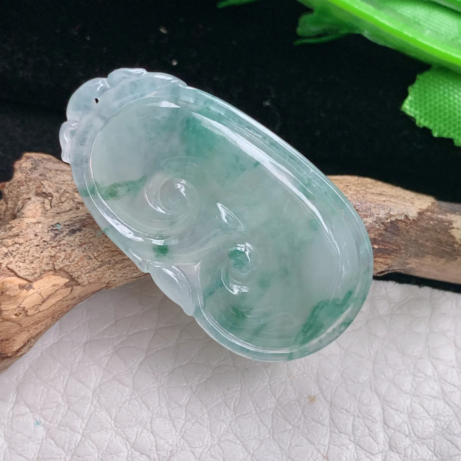 abc自然光37.5*20.5*5.2天然缅甸翡翠冰飘花秀气如意玉吊坠 玉挂件