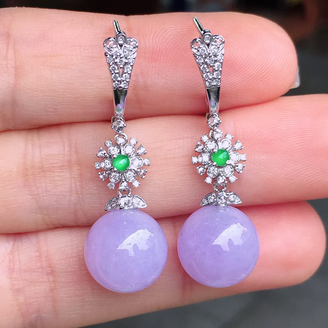 紫罗兰珠子耳坠，色泽均匀艳丽，玉质细腻，荧光感超
强，饱满圆润，尽显优雅气质，18k
金豪华镶嵌