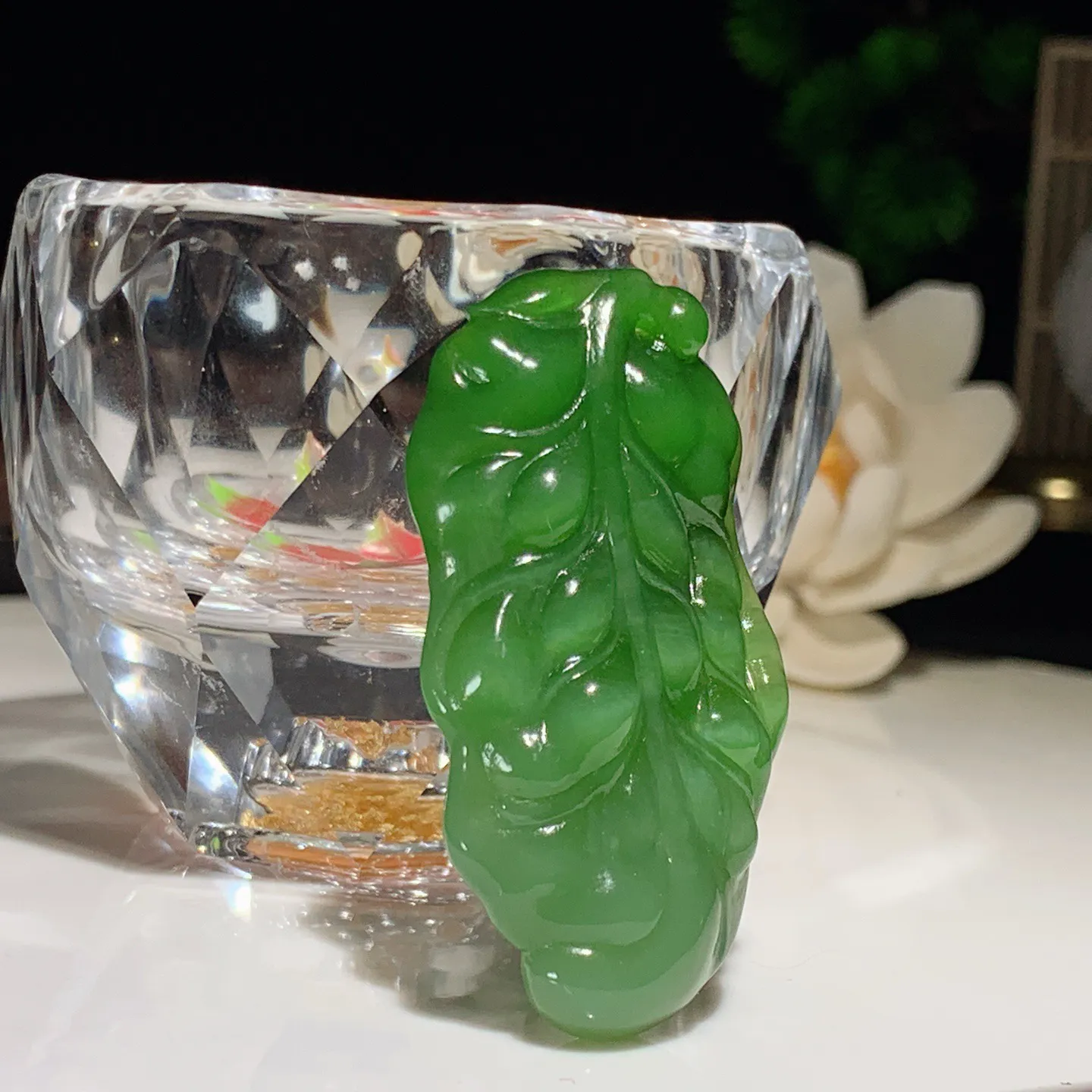 和田玉阳绿俄罗斯碧玉猫眼金枝玉叶树叶挂件。尺寸49/27/9重19.5克。玉质细腻油润。手推出油。佩戴高端典雅。lt251201