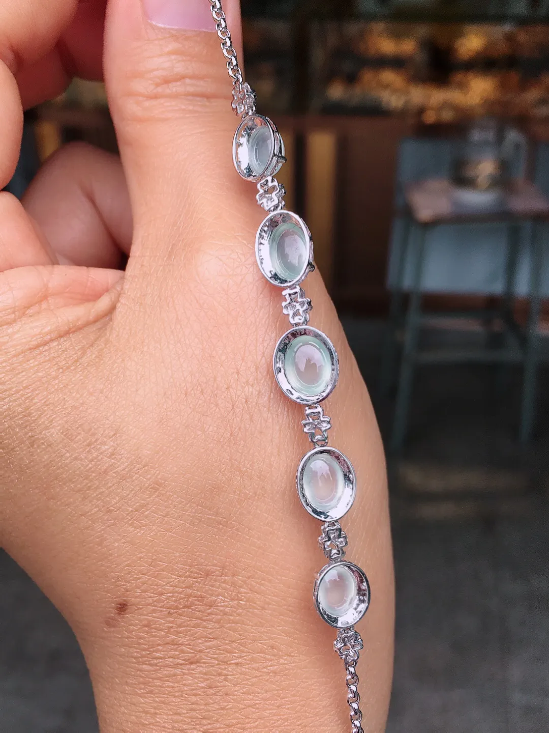 玻璃种蛋面手链，玉质细腻，荧光感超
强，饱满圆润，尽显优雅气质，18k
金豪华镶嵌