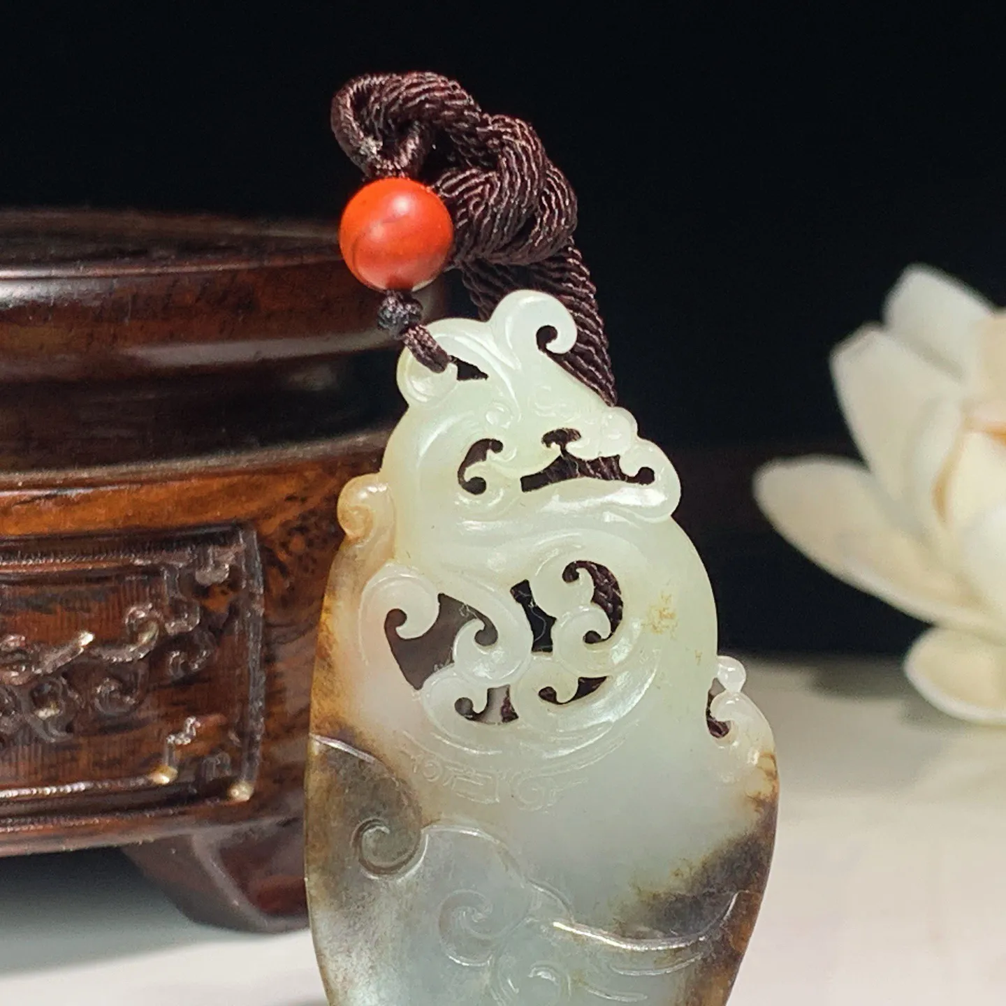 新疆和田玉籽料仿古龙凤呈祥挂件。尺寸53/28/9重18克。玉质细腻油润。手推出油。佩戴高端典雅。lt251201