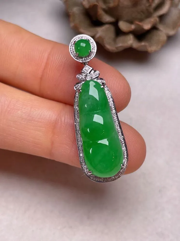 冰种阳绿福豆吊坠、真金真钻镶嵌，种水好，玉质细腻 .裸石尺寸 23.0*8.9