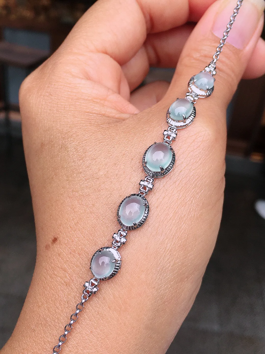 玻璃种蛋面手链，玉质细腻，荧光感超
强，饱满圆润，尽显优雅气质，18k
金豪华镶嵌