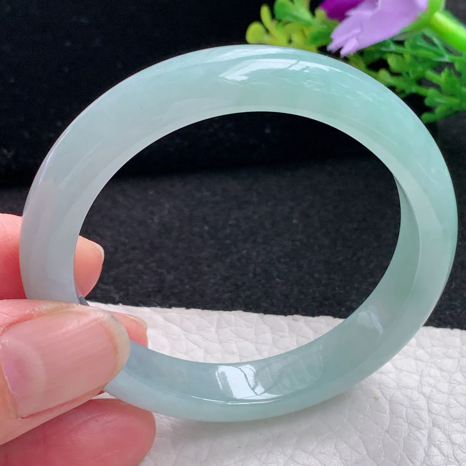 js自然光54*49*10*7.3贵妃镯 缅甸翡翠a货玉手镯清新蛋形宽边玉手环