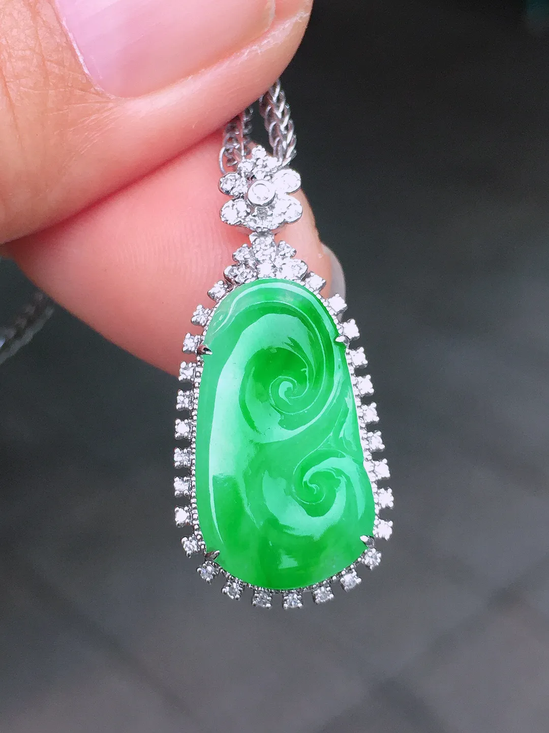 阳绿如意吊坠，色泽均匀艳丽，玉质细腻，荧光感超
强，饱满圆润，尽显优雅气质，18k
金豪华镶嵌