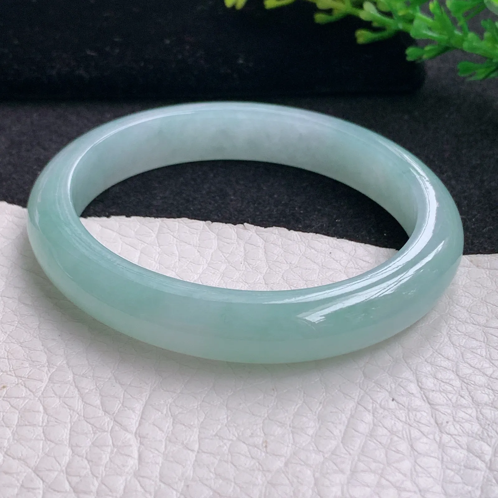 js自然光54*49*10*7.3贵妃镯 缅甸翡翠a货玉手镯清新蛋形宽边玉手环