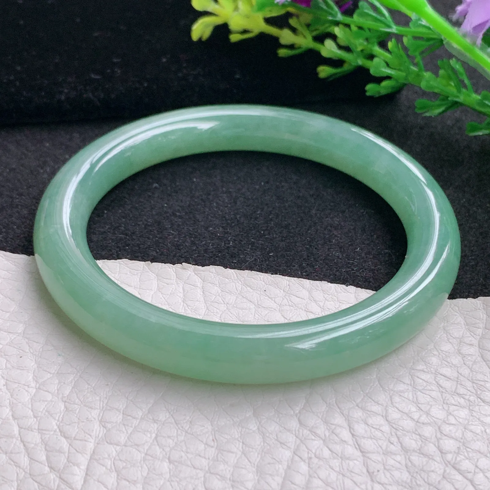 n自然光54*8.8叮当镯 缅甸翡翠a货玉手镯黄加绿圆条玉手环