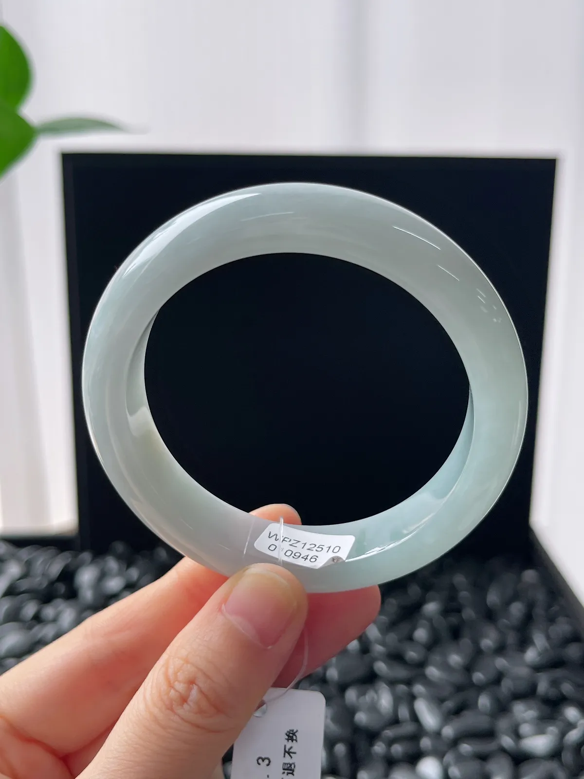 正圈53.3圈口，翡翠糯化种淡蓝色手镯