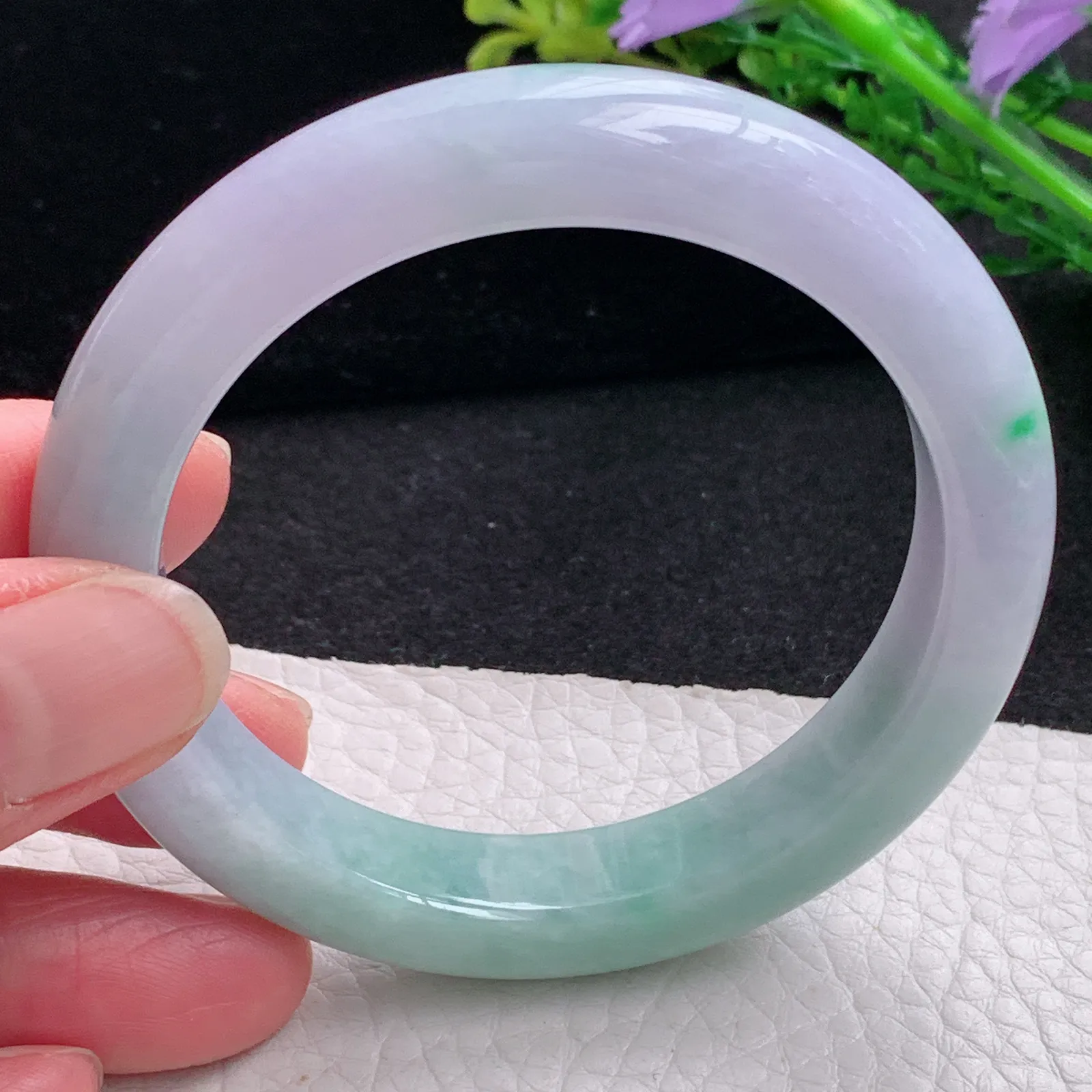 yh自然光54.5*11.2*9平安镯 缅甸翡翠a货玉手镯春带彩甜美？宽边玉手环