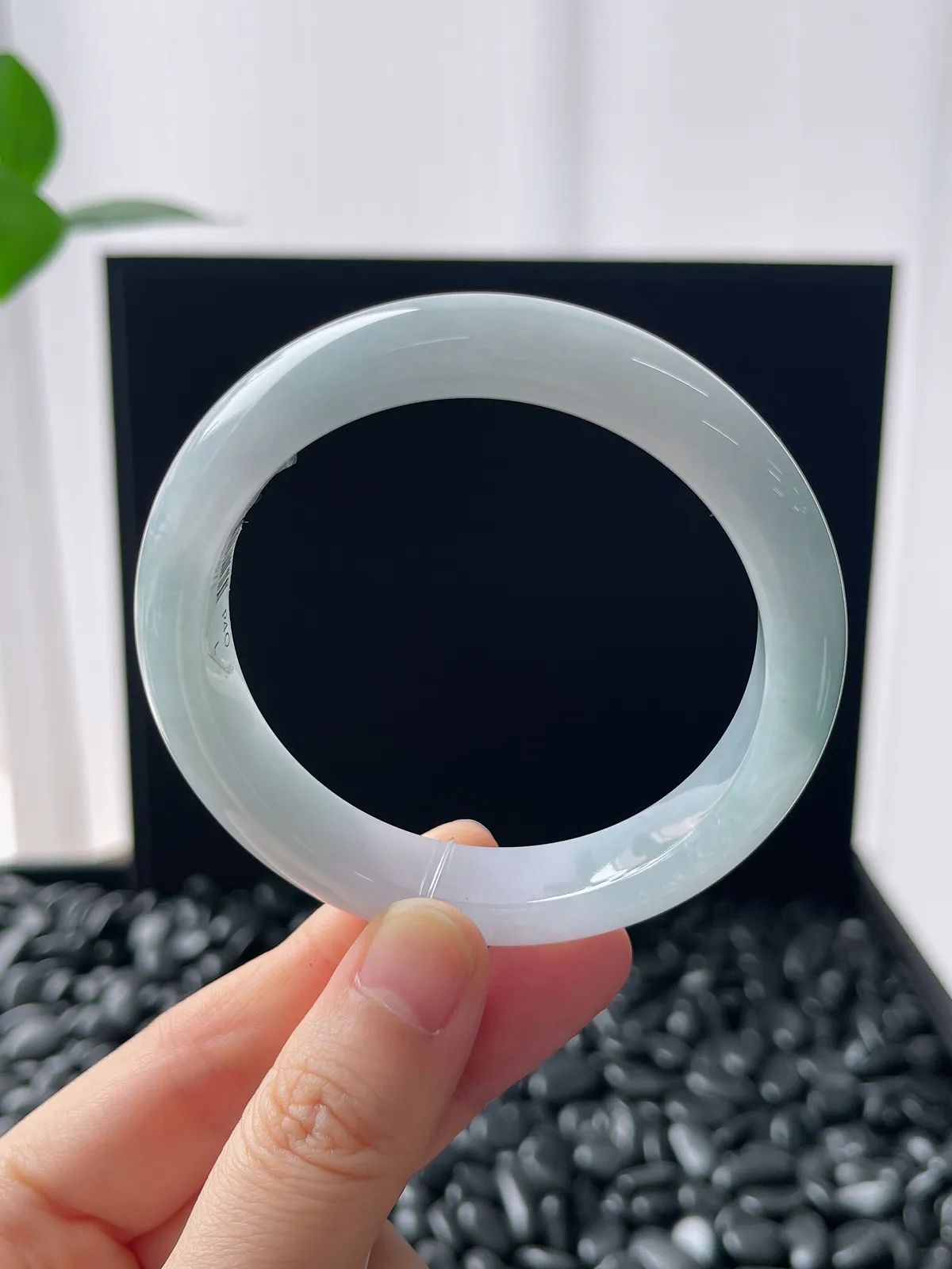 正圈54圈口，翡翠糯化种浅绿色手镯