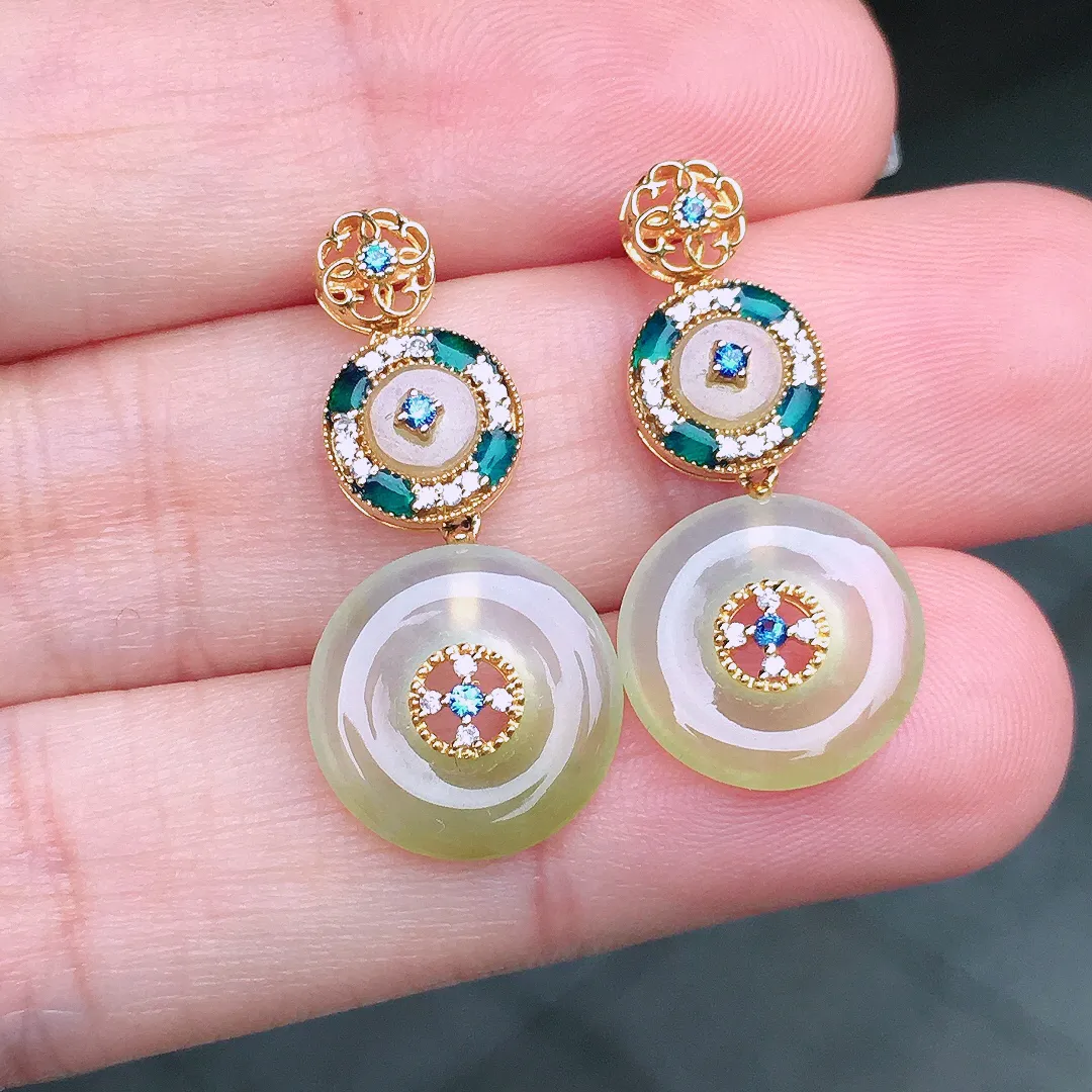 黄翡平安扣耳坠，色泽均匀艳丽，玉质细腻，荧光感超
强，饱满圆润，尽显优雅气质，18k
金豪华镶嵌