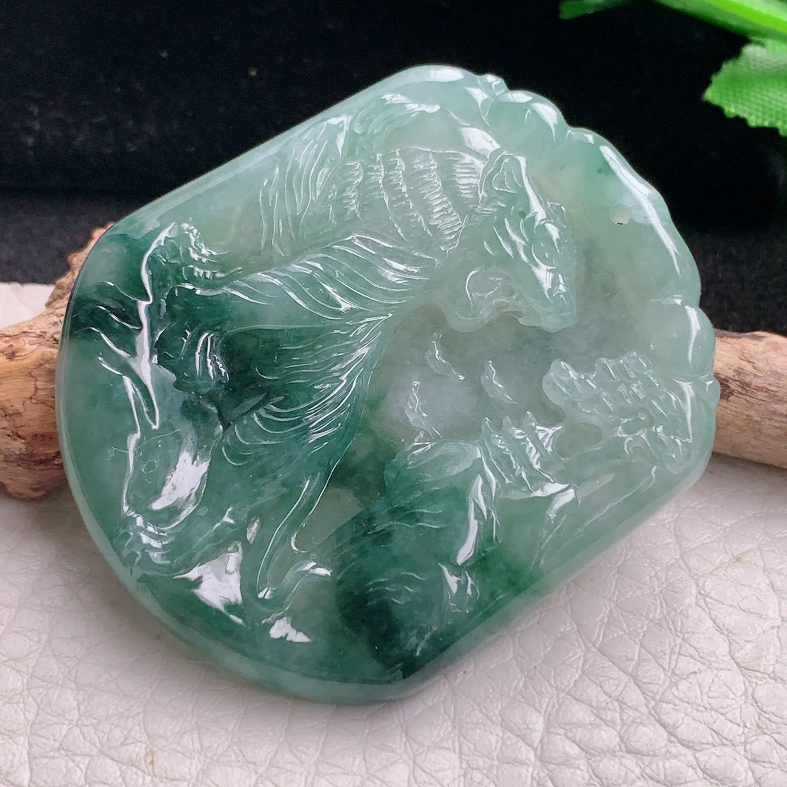 kh自然光49.9*42*5.5天然缅甸翡翠飘花上山虎 生肖虎玉吊坠 玉挂件