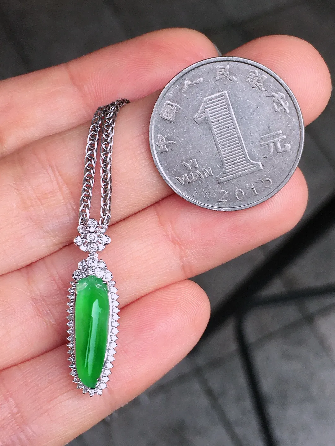 阳绿福瓜吊坠，色泽均匀艳丽，玉质细腻，荧光感超
强，饱满圆润，尽显优雅气质，18k
金豪华镶嵌