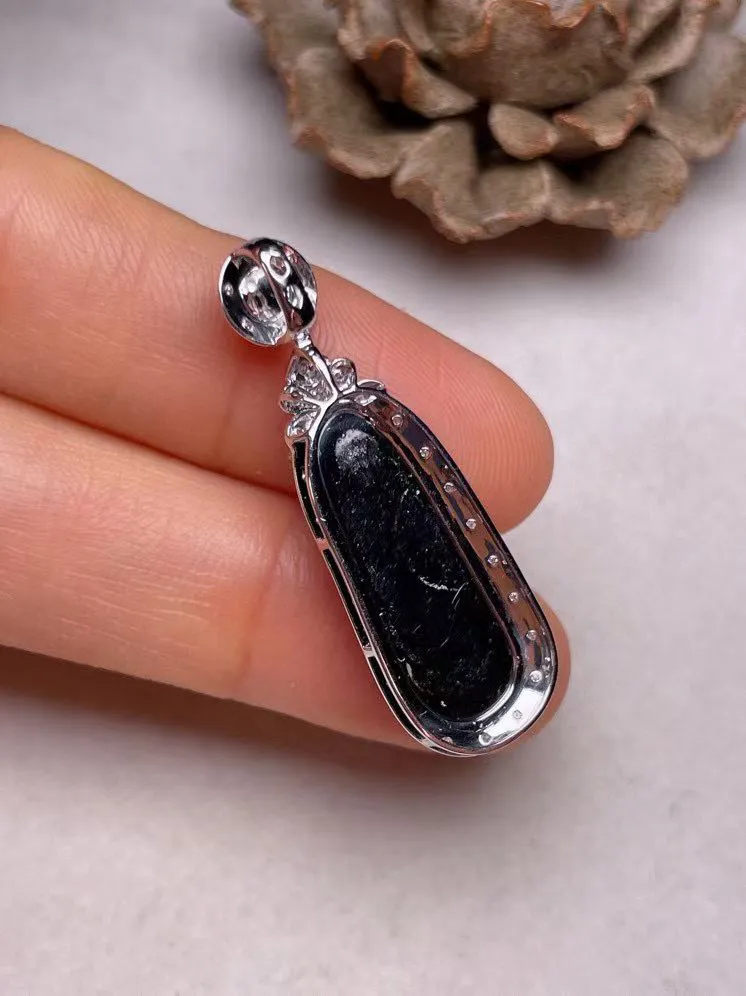 冰种阳绿福豆吊坠、真金真钻镶嵌，种水好，玉质细腻 .裸石尺寸 23.0*8.9