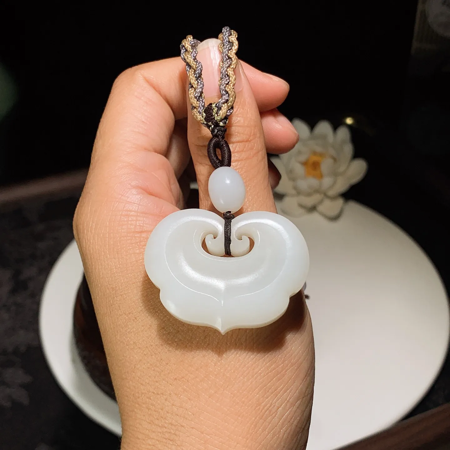 和田玉白玉如意锁挂件。尺寸29/38/10重22.5克。玉质细腻油润。手推出油。佩戴高端典雅。lt251201