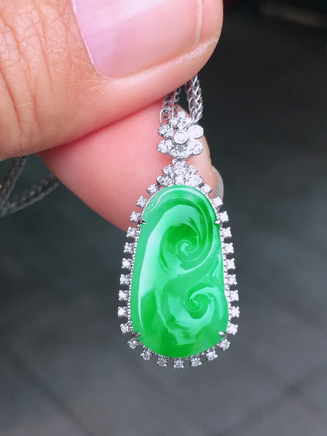 阳绿如意吊坠，色泽均匀艳丽，玉质细腻，荧光感超
强，饱满圆润，尽显优雅气质，18k
金豪华镶嵌