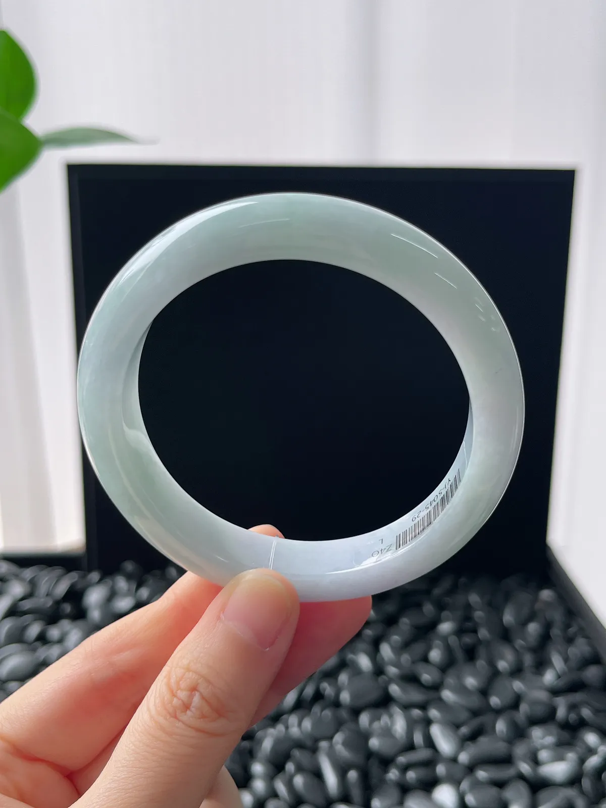 正圈58圈口，翡翠糯化种淡绿色手镯