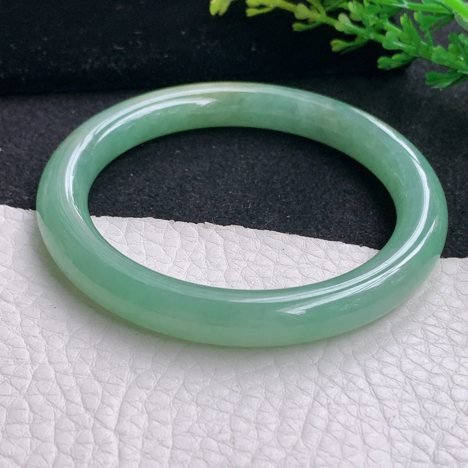 n自然光54*8.8叮当镯 缅甸翡翠a货玉手镯黄加绿圆条玉手环