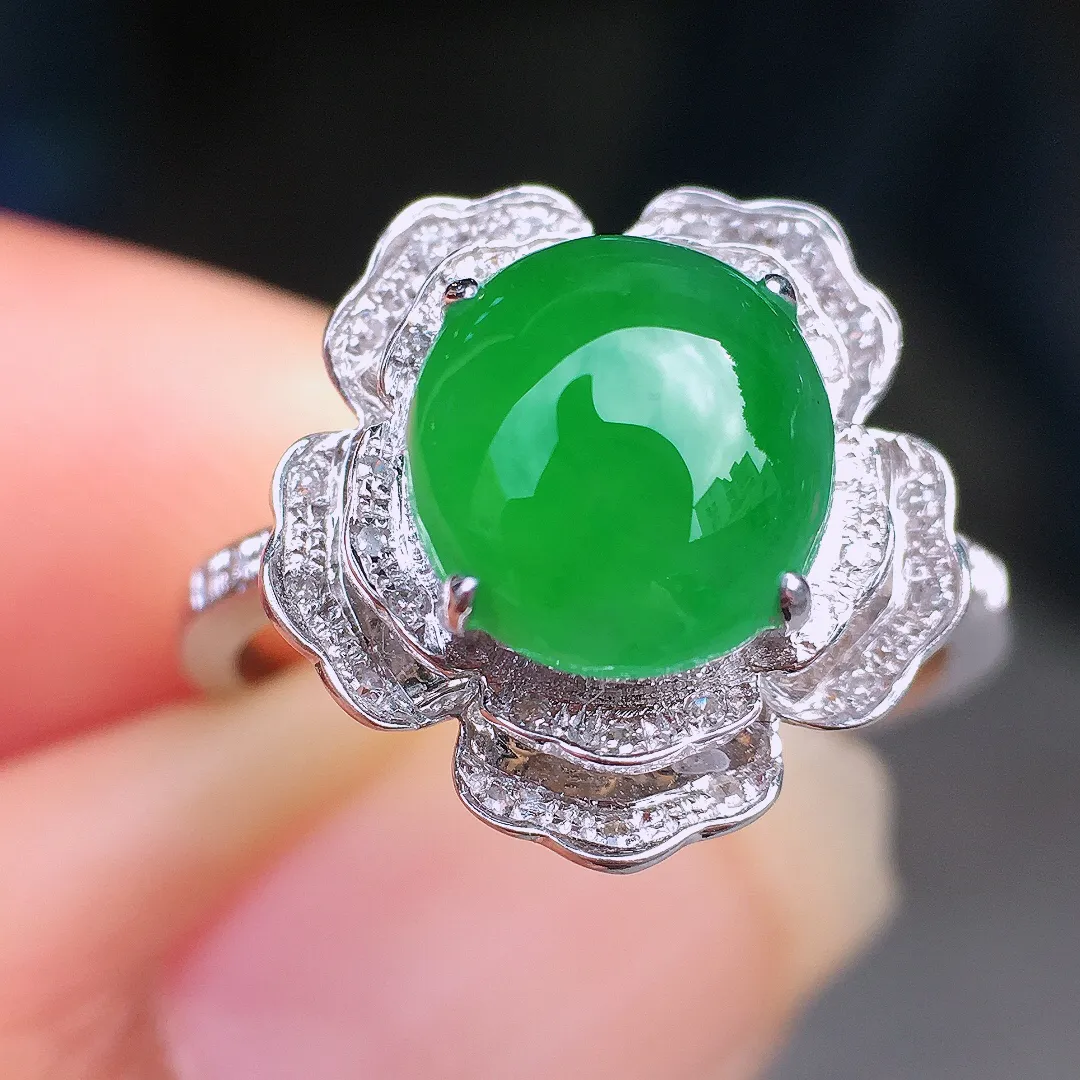 阳绿蛋面戒指，色泽均匀艳丽，玉质细腻，荧光感超
强，饱满圆润，尽显优雅气质，18k
金豪华镶嵌