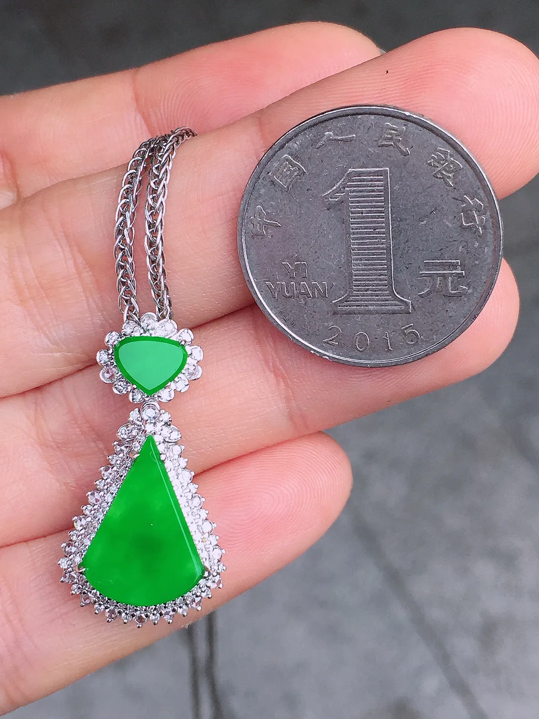 阳绿二合一吊坠，色泽均匀艳丽，玉质细腻，荧光感超
强，饱满圆润，尽显优雅气质，18k
金豪华镶嵌