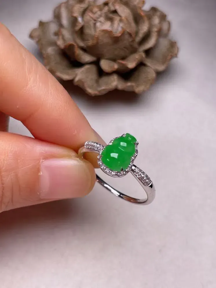 冰种阳绿葫芦戒指 、真金真钻镶嵌，种水好，玉质细腻 .裸石尺寸 8.2*5.9