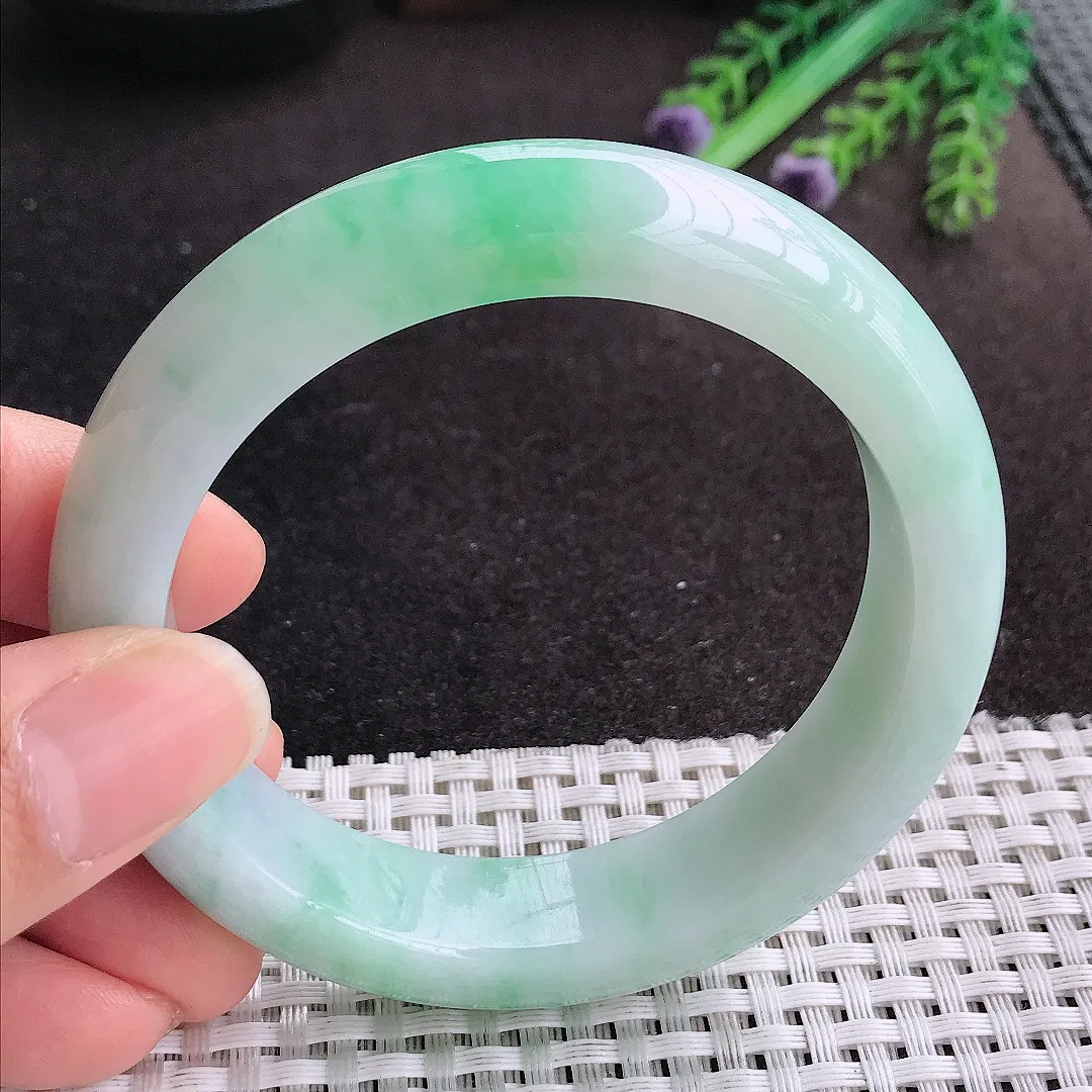 天然A货翡翠57.8/14.2/9.2老坑精美温润飘绿手镯宽边玉手镯
